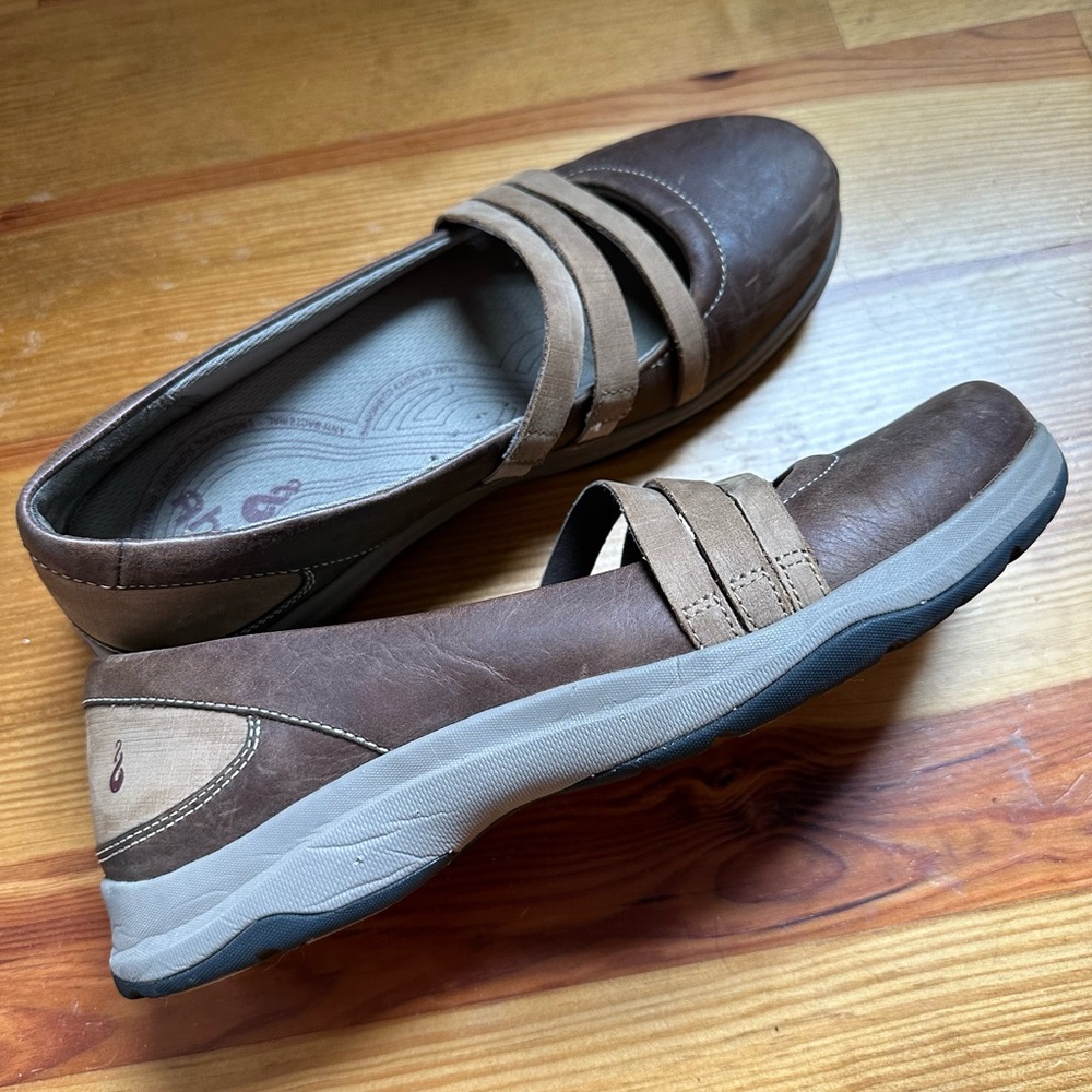 Ahnu 9 brown/tan 3 strap Mary Jane’s Merritt